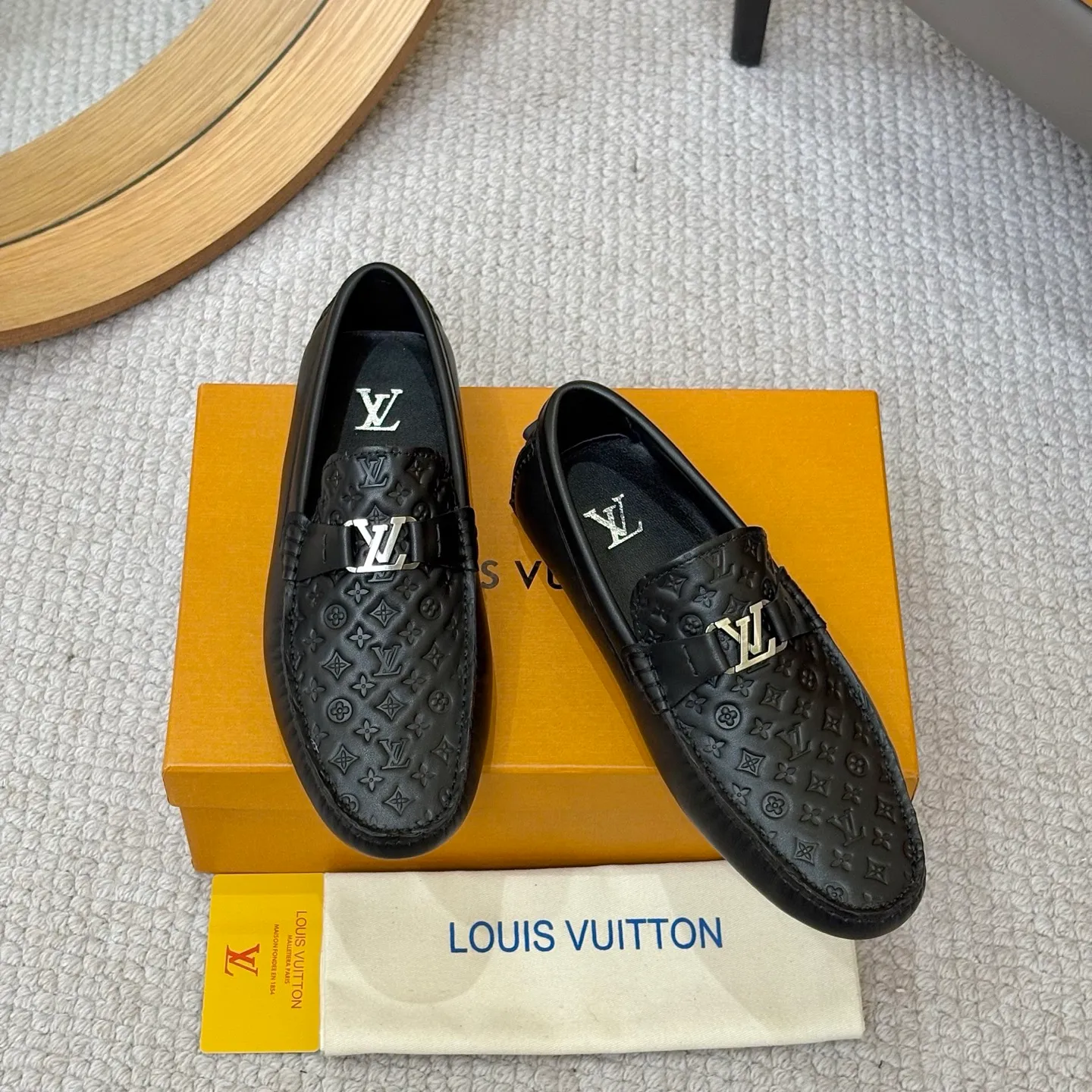 Men's men's shoes 💰420 (Yangli) LV 2⃣️0⃣️2⃣️5️⃣Spring and summer counter GLORIA series models ✈️Original factory special leather production, original last type. A classic driving slip-on casual shoe that shows an elegant style with exquisite craftsmanship details such as Monogram embossing all over the upper🌀Italian imported calfskin fabric Sheepskin foot pads➕Inside～Private mold replica sole Unique style Comfortable driving slip-on Size: 4-12 (38-46) Comes with [Counter packaging: original box, wrapping paper, card, instruction manual, shoehorn, cloth bag] No pressure to enter and leave the counter!